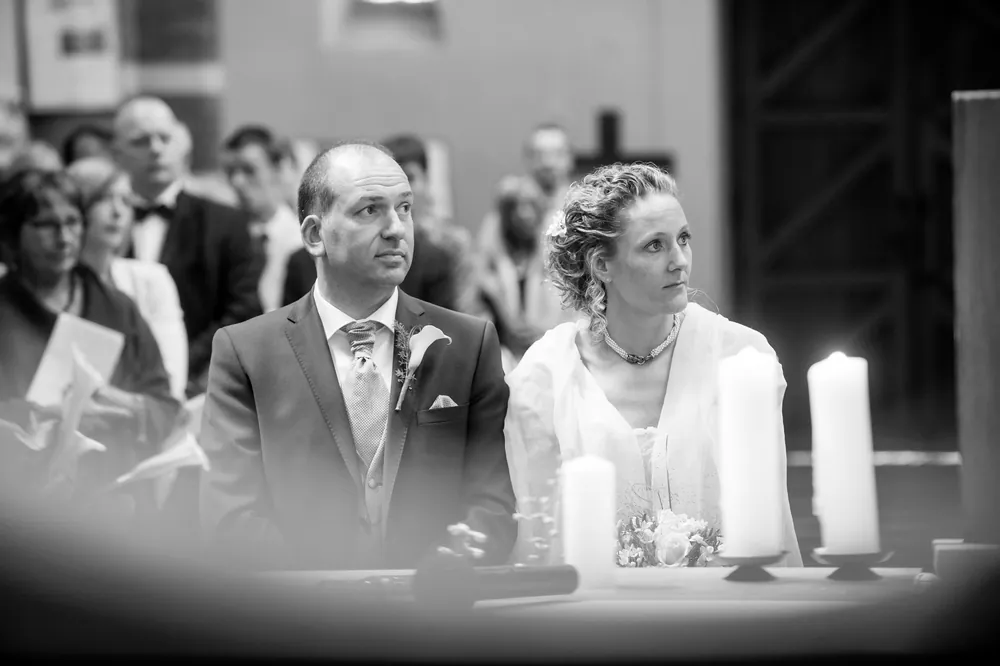 La mariée descend l'allée au bras de son père