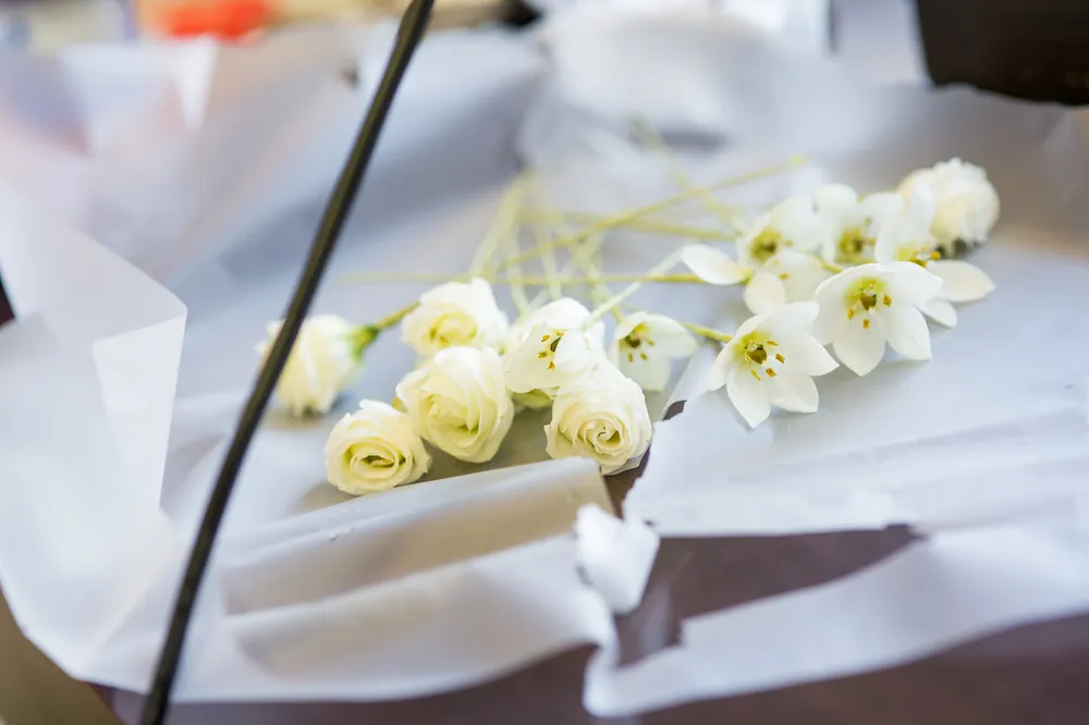 Le gâteau de mariage découpé par les mariés