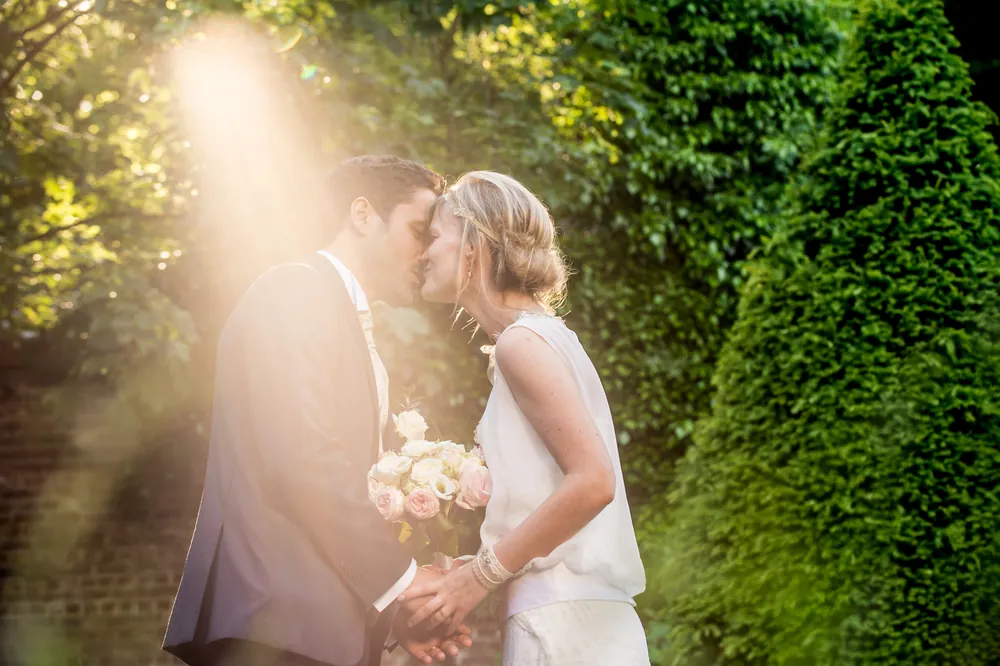 Les alliances posées sur le registre de mariage