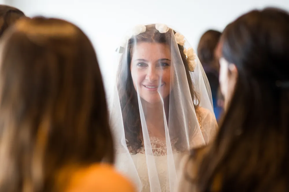 Les témoins signent le registre de mariage
