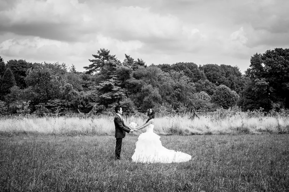 Toast levé par les invités pendant le repas