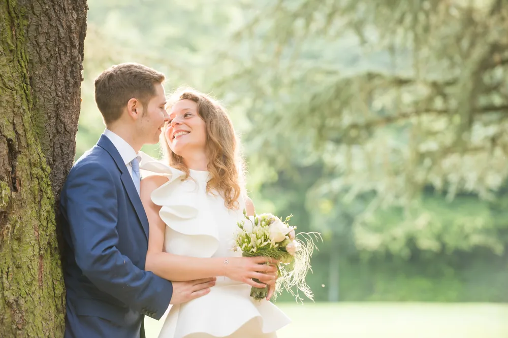 La mariée ajuste son voile pendant les préparatifs