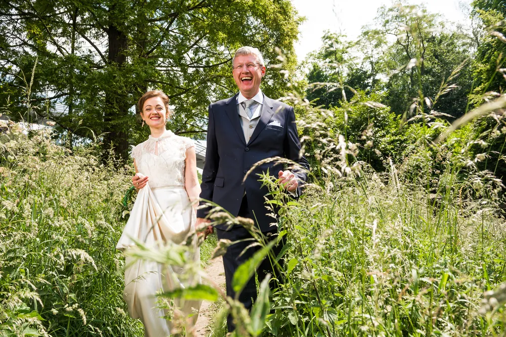 La mariée rit pendant la séance photo de couple