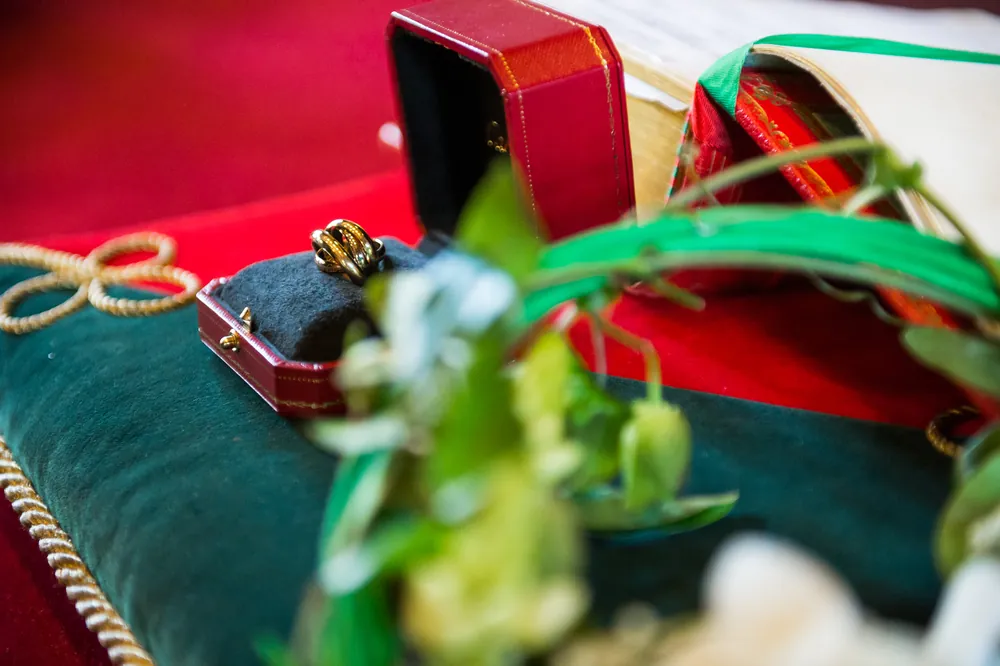 Détail des chaussures et de la traîne de la robe
