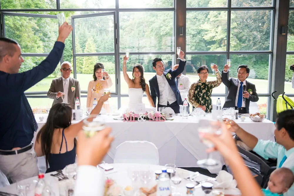 Premier regard du marié découvrant la mariée