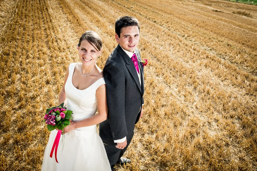 Détail du bouquet de la mariée posé sur une chaise