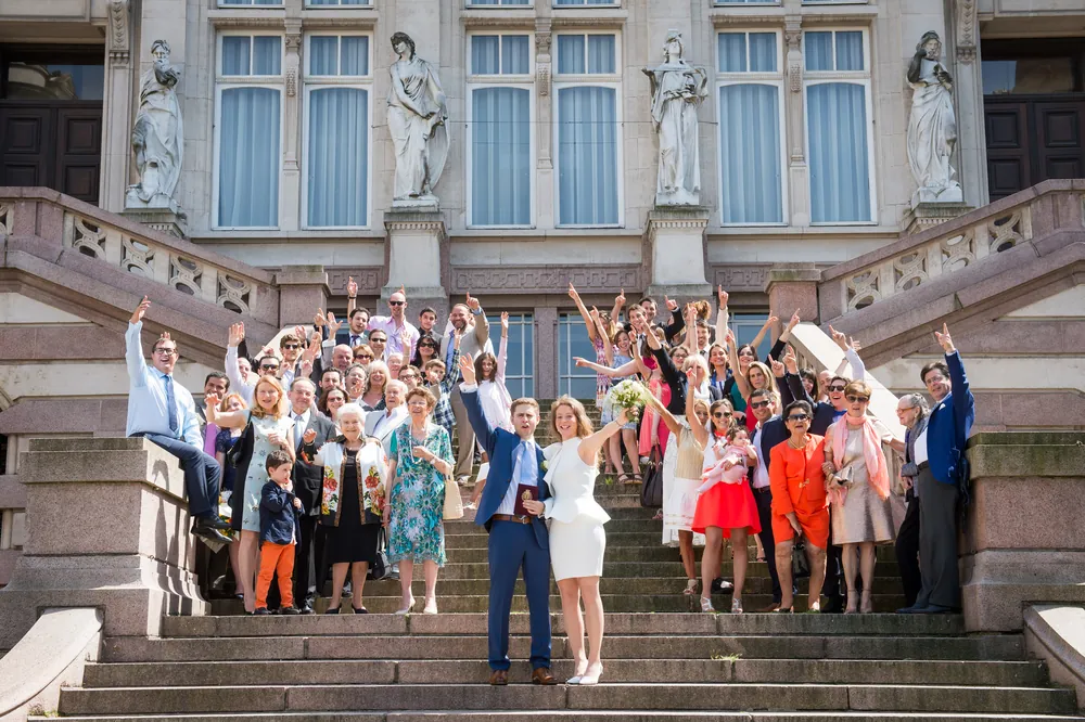 La robe de mariée suspendue près d'une fenêtre
