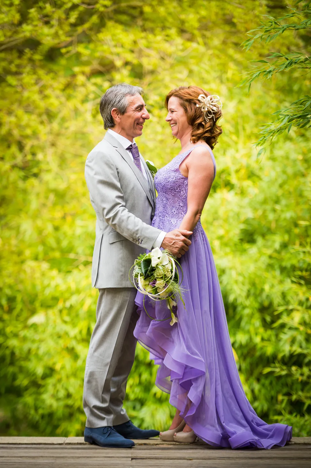 Portrait spontané de la mariée en lumière naturelle