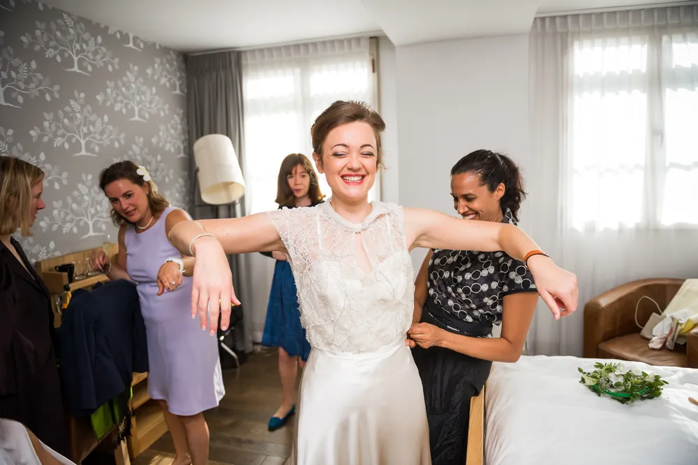 Le marié embrasse le front de la mariée