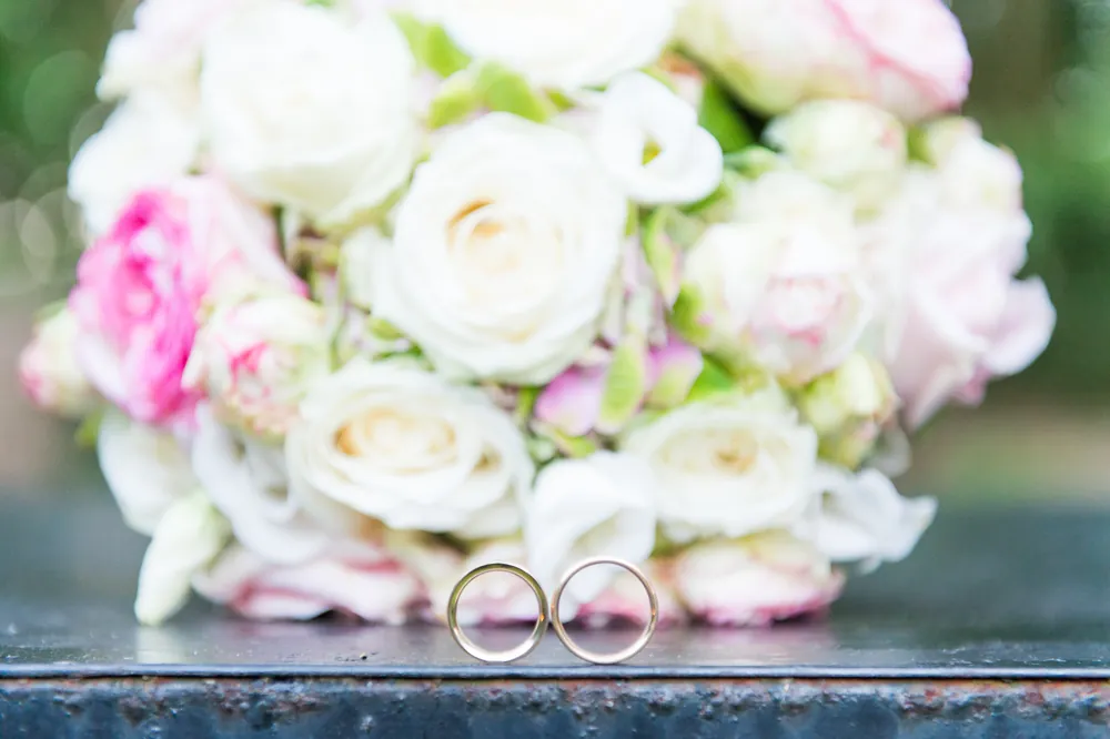 Invités posant avec des accessoires au studio photo de soirée