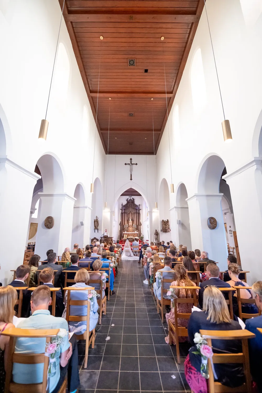 Une église pleine, vue depuis l'allée centrale pendant la cérémonie