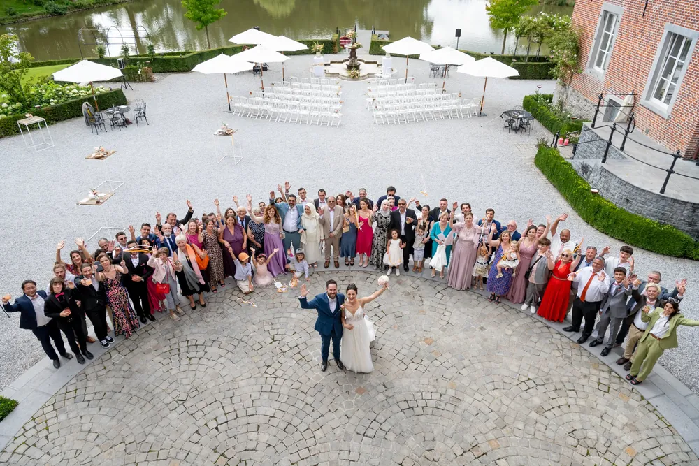 Tous les invités réunis pour la photo de groupe, vus d'en haut