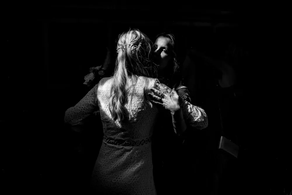La première danse des mariés dans la pénombre, en noir et blanc